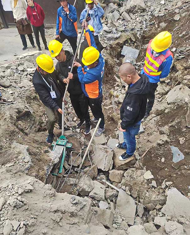 紧急抢修线路。理塘县融媒体中心供图