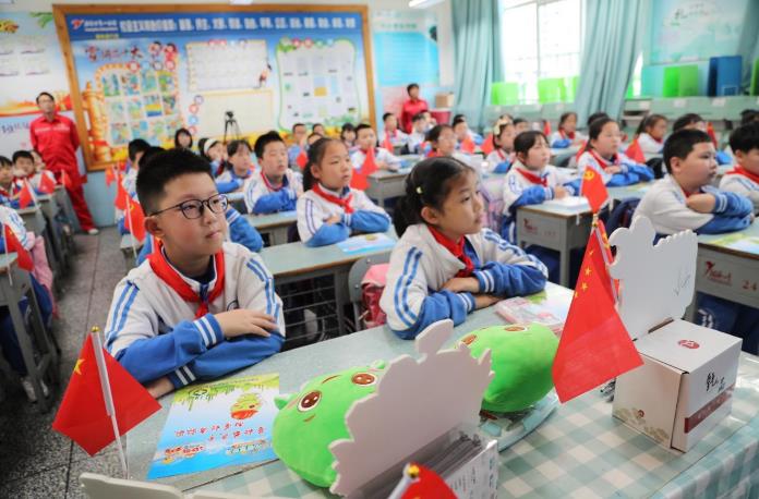 同学们在认真聆听王进喜的故事。余娟供图
