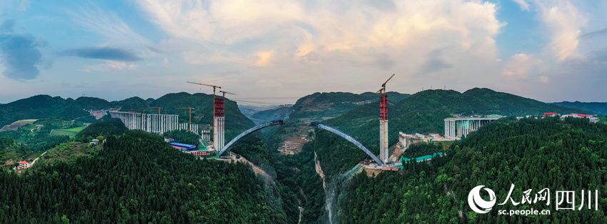 世界最大跨徑懸澆拱橋建設忙。劉學懿攝