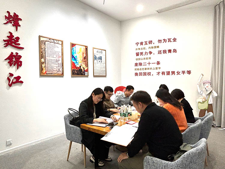 税务干部读历史书，了解更多的红色文化。四川省税务局供图