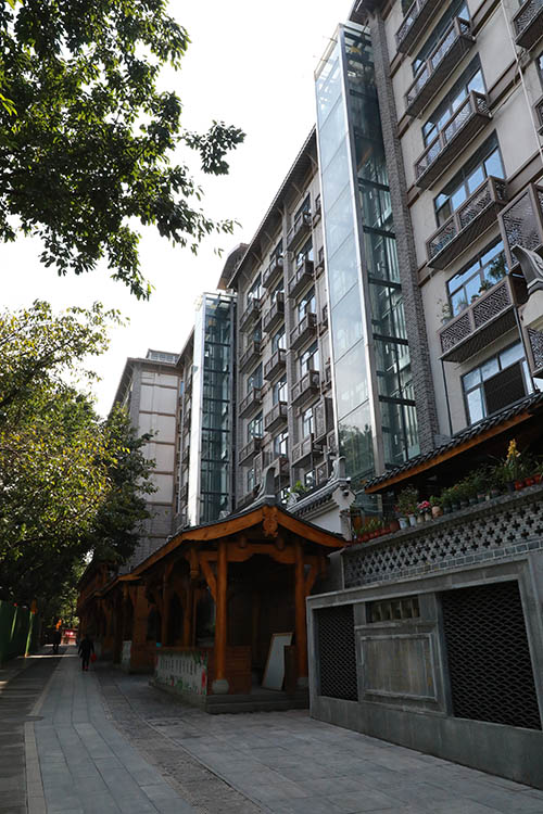 已经安装好电梯的小区。翠屏区融媒体中心供图