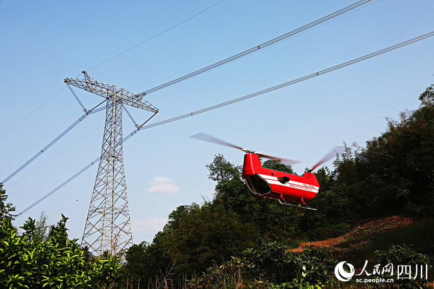 无人直升机在茶堂子村起飞。王志奇摄