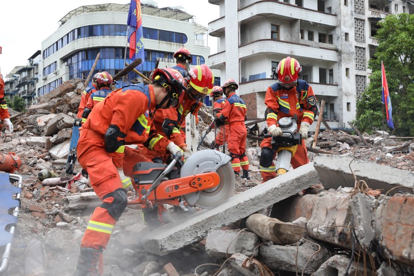 乐山应急消防切割废墟建筑。四川省应急管理厅供图