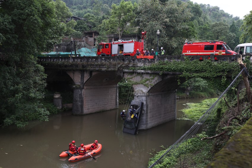 樂山消防與山岳救援大隊救援落水車輛和人員。四川省應急管理廳供圖