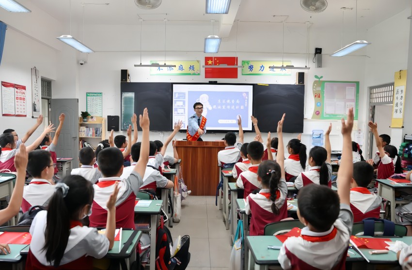 税务人员为学生上一堂税法课。 攀枝花市东区税务局供图