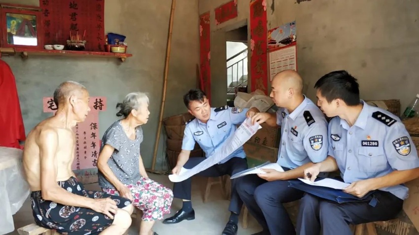 图为姚望走访群众。资阳市公安局网安支队供图