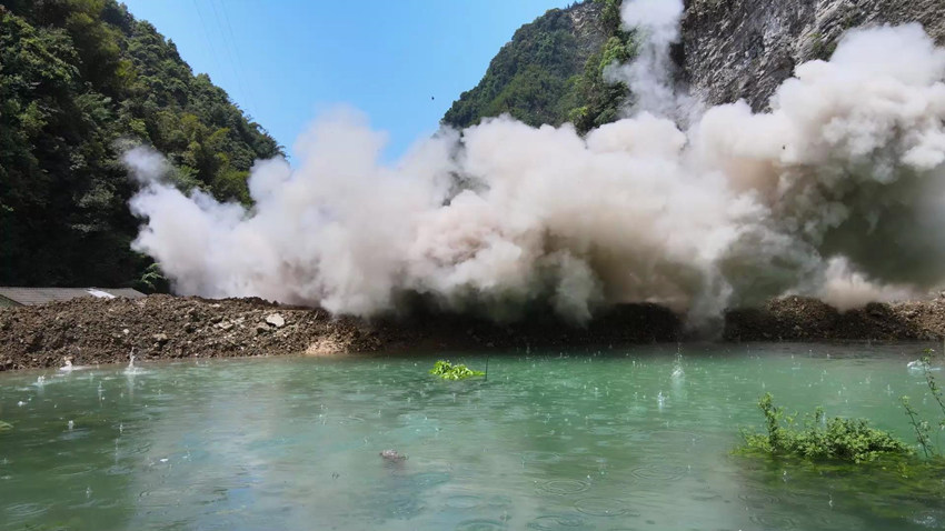 中國安能執行“快速抽排、精准爆破、成槽泄流、降低庫容”的處置方案。中國安能供圖