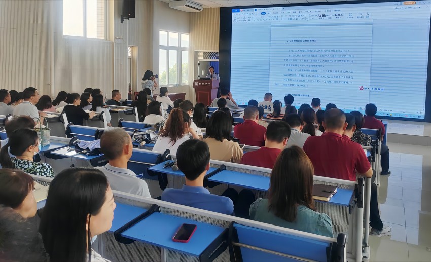 税务人员为企业员工讲解个人所得税专项附加扣除。米易县税务局供图