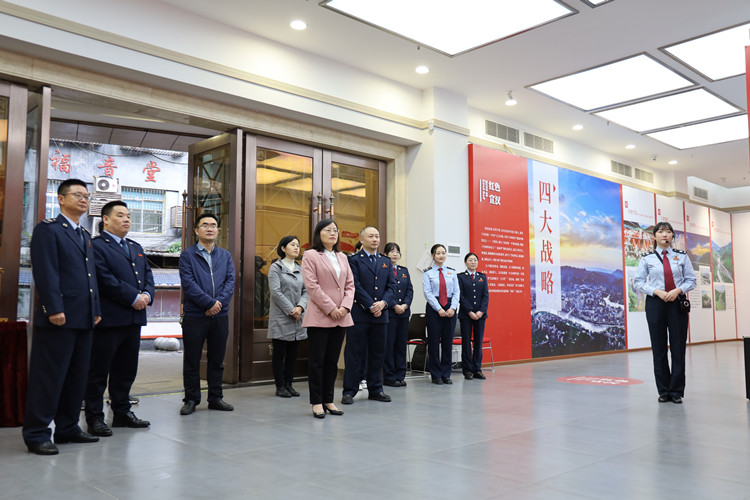 达州市税务局党委书记、局长卓玉梅参观“税月有声”文化展。达州市税务局供图