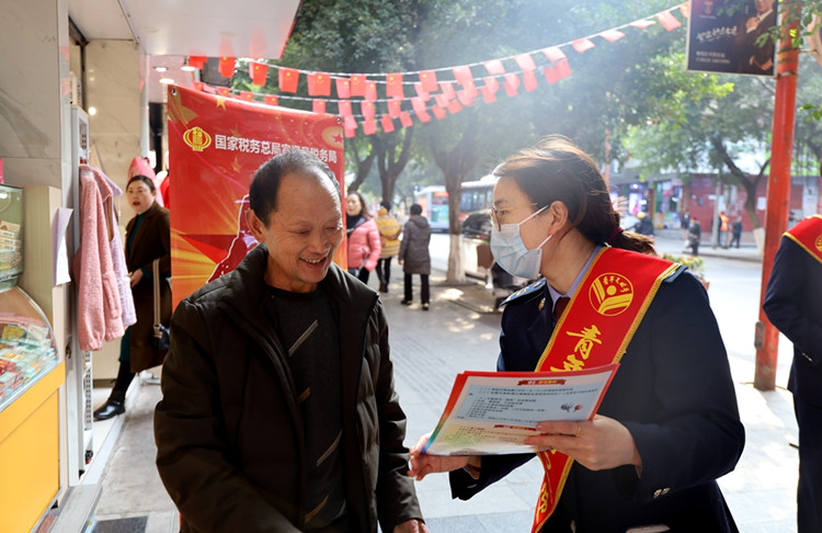 税务干部走进社区宣传税收政策。达州市税务局供图