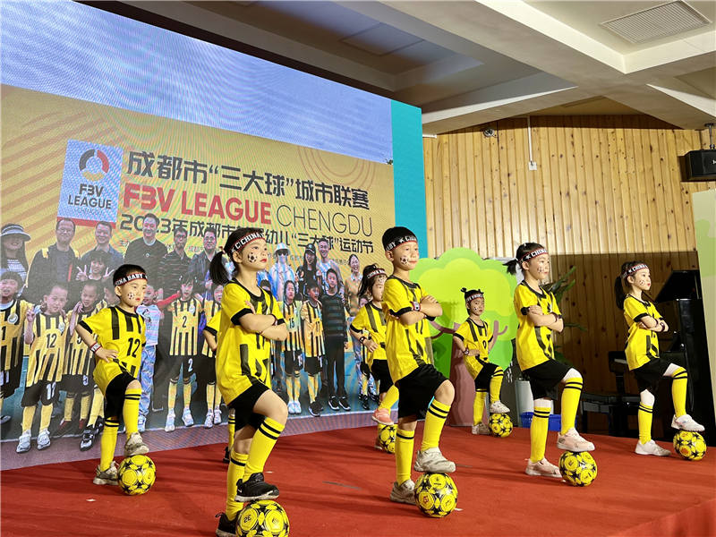 足球宝贝啦啦操。成都市第三十一幼儿园供图