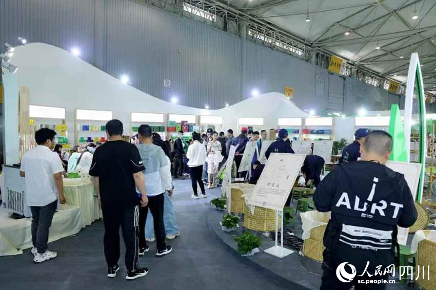 市民正在参观展览中的茶品。卢雨摄