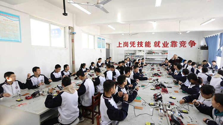 学生在宽敞明亮的教室里上课。剑阁县委宣传部供图