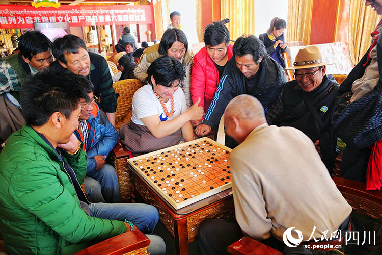 當地茶坊裡，市民在旁觀下藏棋。夏雪冬爾攝