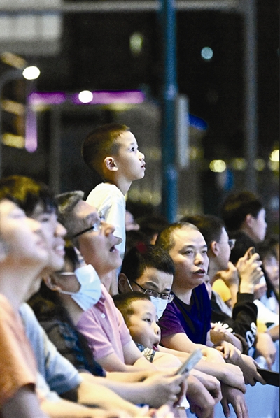 众多市民前来观赛