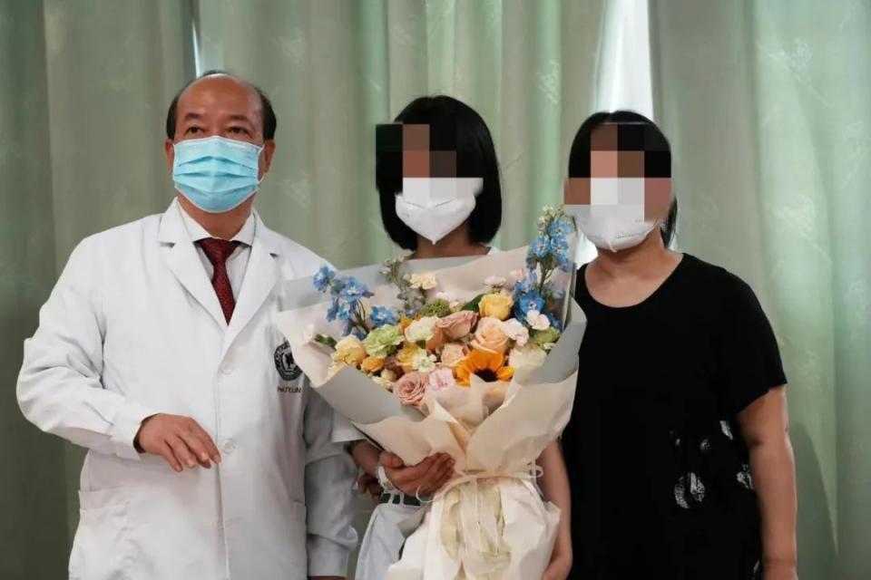 小玉出院时，母女和林教授合照。四川省肿瘤医院供图