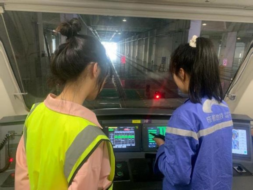 圖為學生在成都地鐵跟崗實習。成都交通高級技工學校供圖