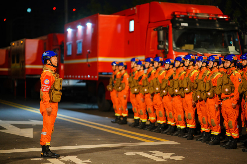 高吉永在抗震救灾演习中安排部署任务。四川省森林消防总队
