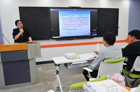 吴顺红正在给护理全程基地班学生们上课。李冬摄