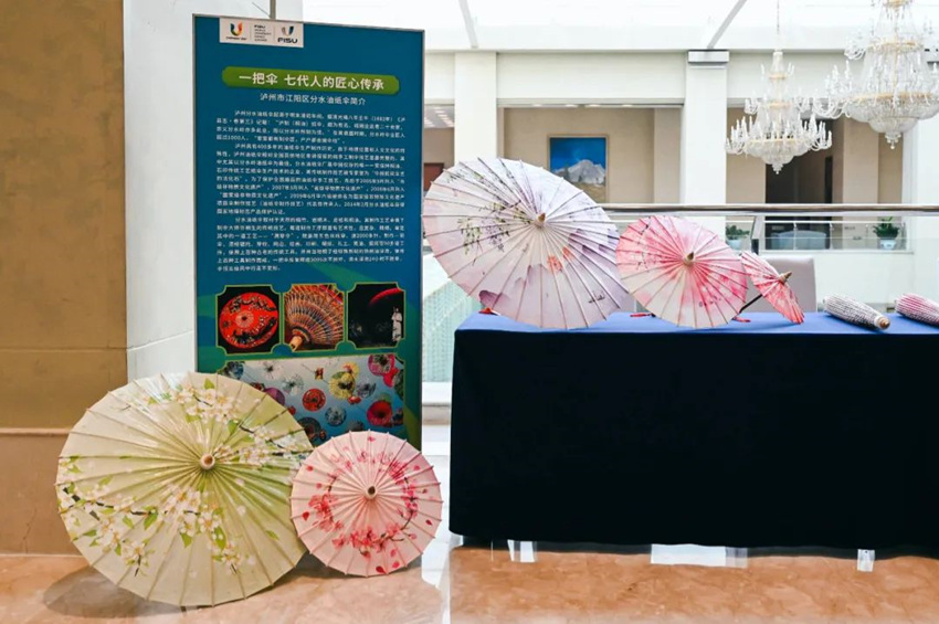 会场外展示的国家级非物质文化遗产泸州油纸伞。成都大运会执委会宣传部供图