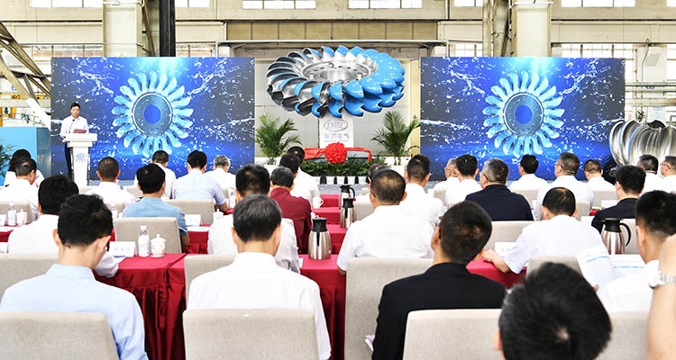 首台国产化150兆瓦级大型冲击式转轮下线仪式现场。东方电气供图