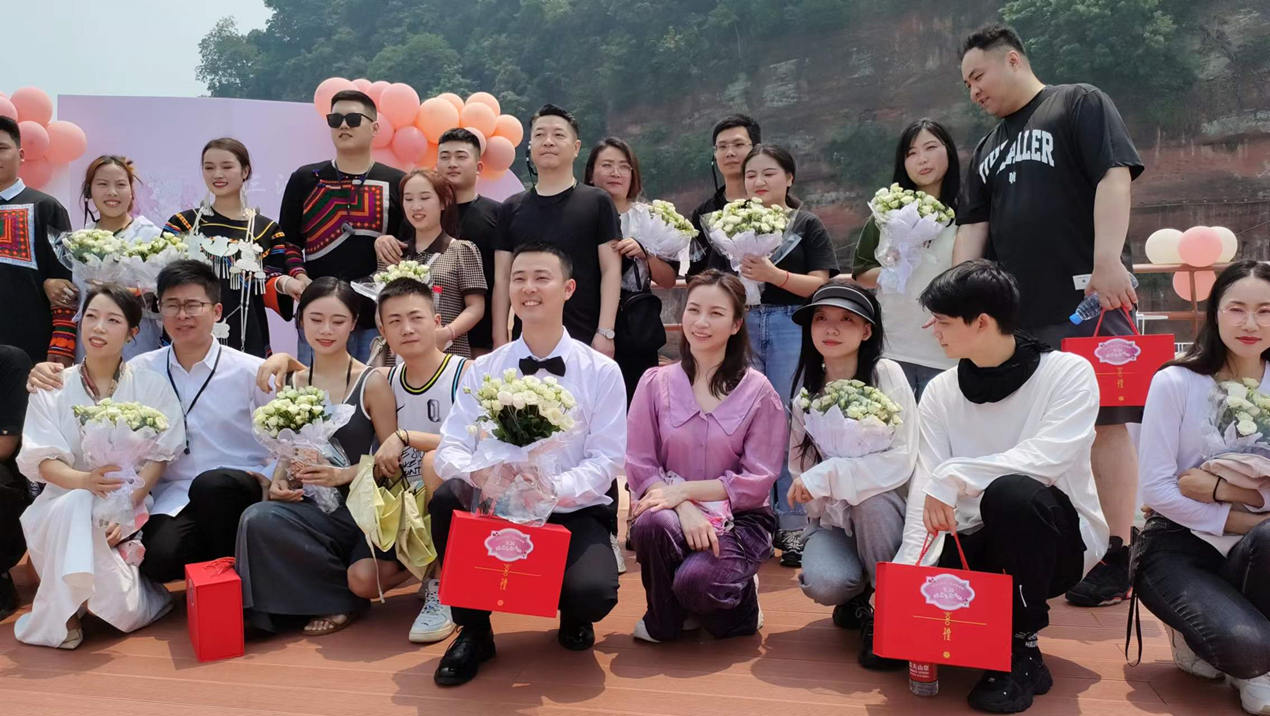新人们在游轮上幸福合影。乐山市民政局供图。