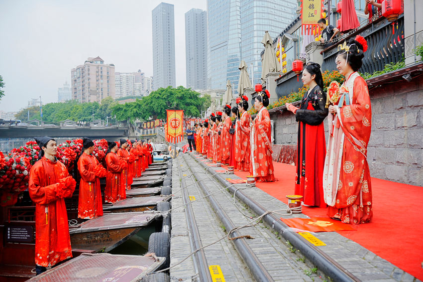 20对新就业形态劳动者，身着传统中式礼服参加集体婚礼。成都市锦江区宣传部供图