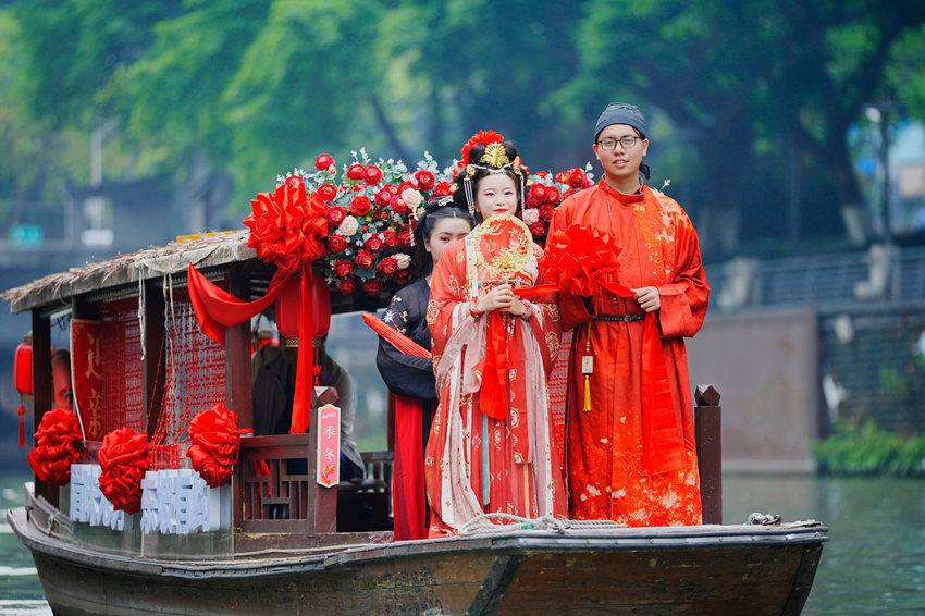 參加集體婚禮的一對新人。成都市錦江區宣傳部供圖