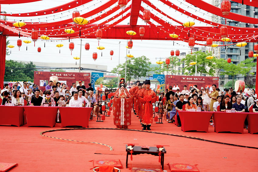 集体婚礼现场正在进行仪式。成都市锦江区宣传部供图