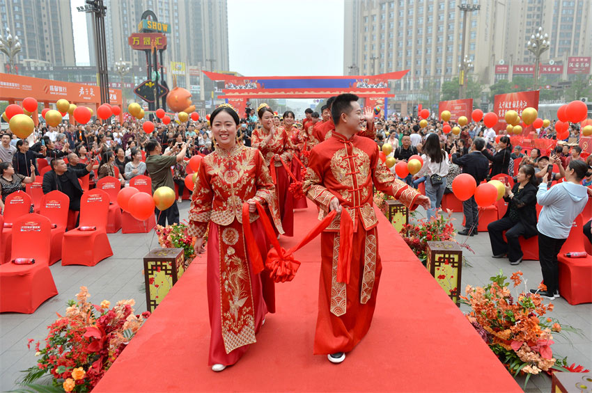 步入婚禮殿堂。內江市委宣傳部供圖