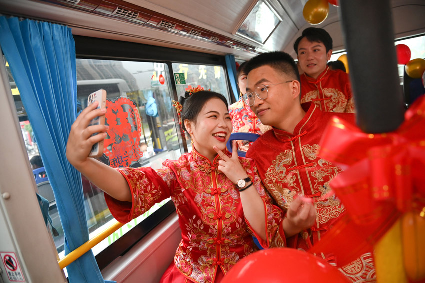 乘坐公交車婚車。內江市委宣傳部供圖