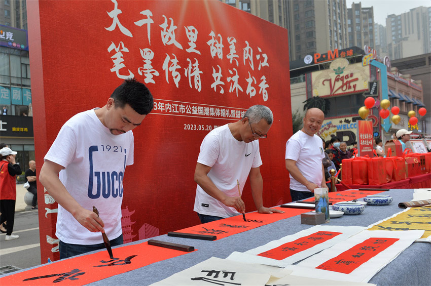 書法家書寫書法“伴手禮”。內江市委宣傳部供圖