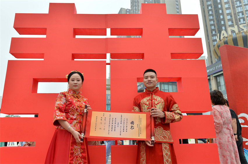 喜獲集體婚禮婚書。內江市委宣傳部供圖