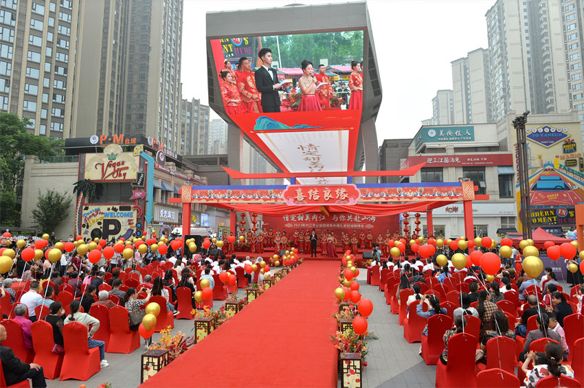 喜氣洋洋，大屏直播。內江市委宣傳部供圖