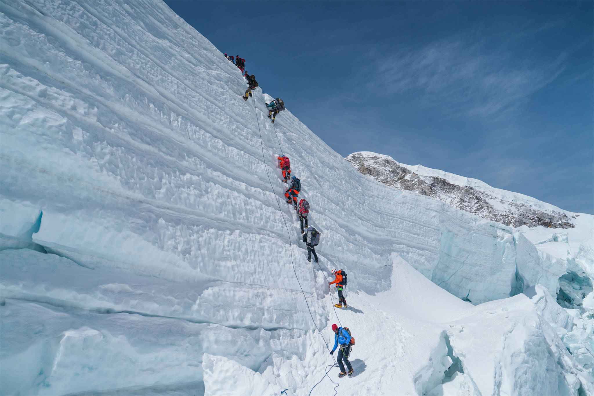 攀登队正在经过昆布冰川。阿坝州文体旅游局供图