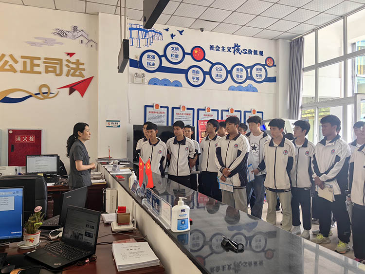 学生们实地参观，了解法院工作。朝天区融媒体中心供图