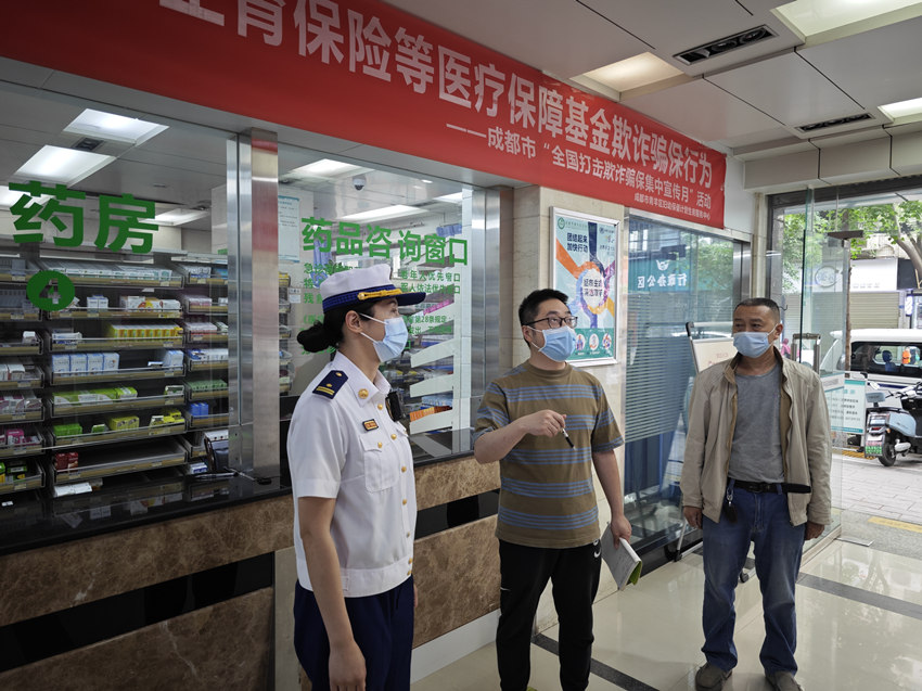 消防监督员指导医院排查火灾隐患。成都市消防救援支队供图