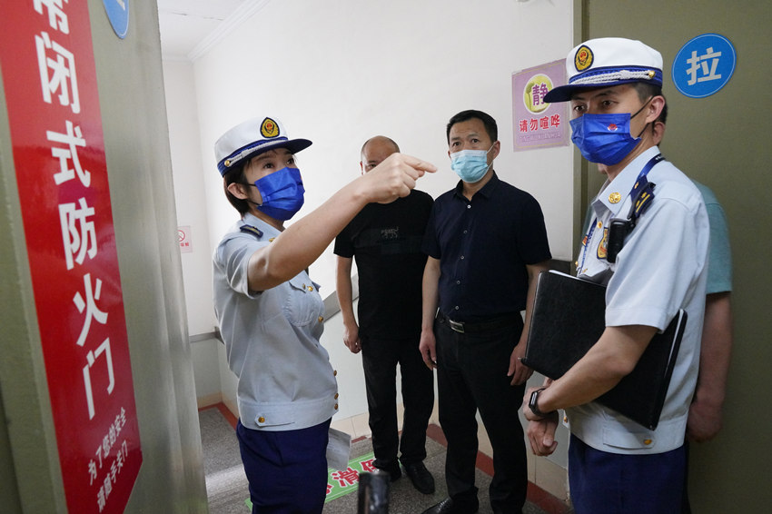 消防监督员指导医院做好火灾隐患排查工作。 德阳市消防救援支队供图