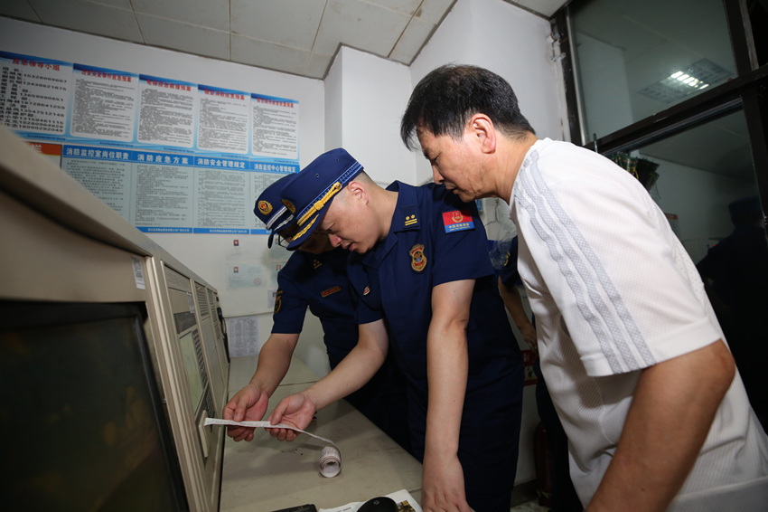 消防监督员指导医院做好隐患排查工作。广安市消防救援支队供图