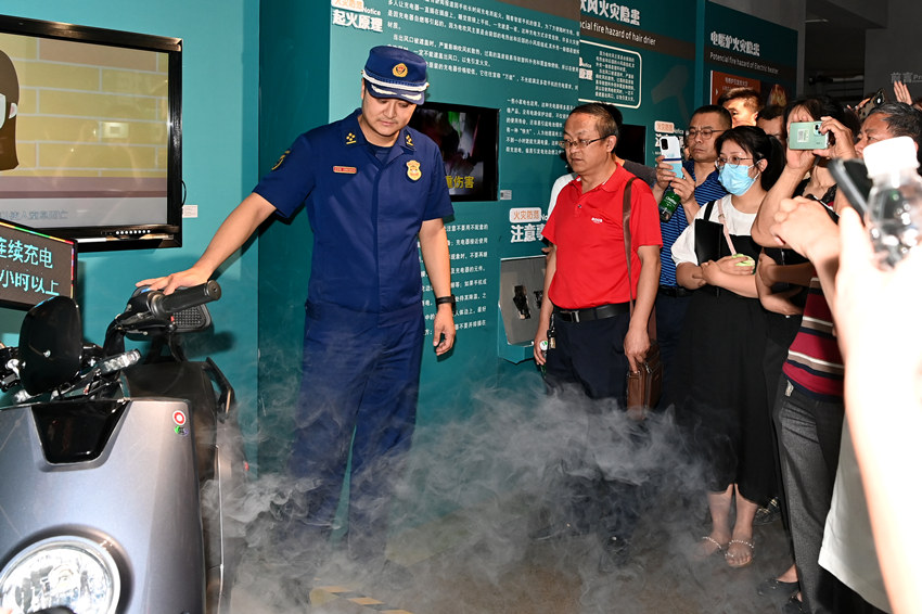 在資陽市消防科普教育基地，消防員為醫療職工講解消防安全知識。資陽市消防救援支隊供圖
