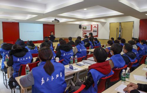 2月4日，錦城社區微網格員在培訓班上聆聽專家授課