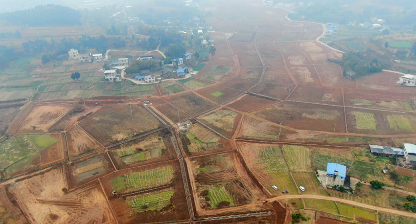 航拍中江县龙台镇正在改造的高标准农田。通江县农业农村局供图