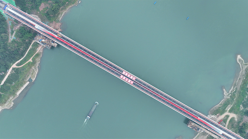 瀘州市神臂城長江大橋橋面設定標准為雙向四車道，設計時速60千米/小時。蜀道集團供圖
