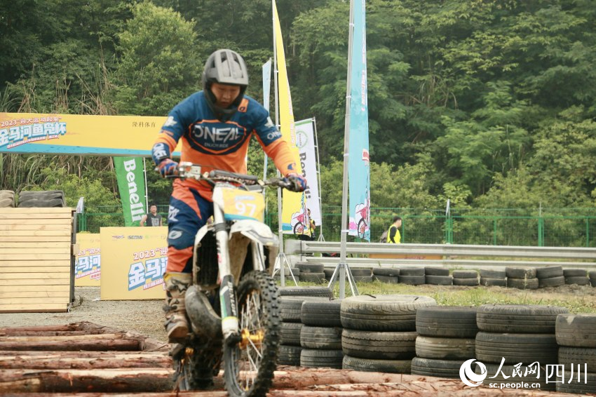 选手在赛道中。陈芳斌摄