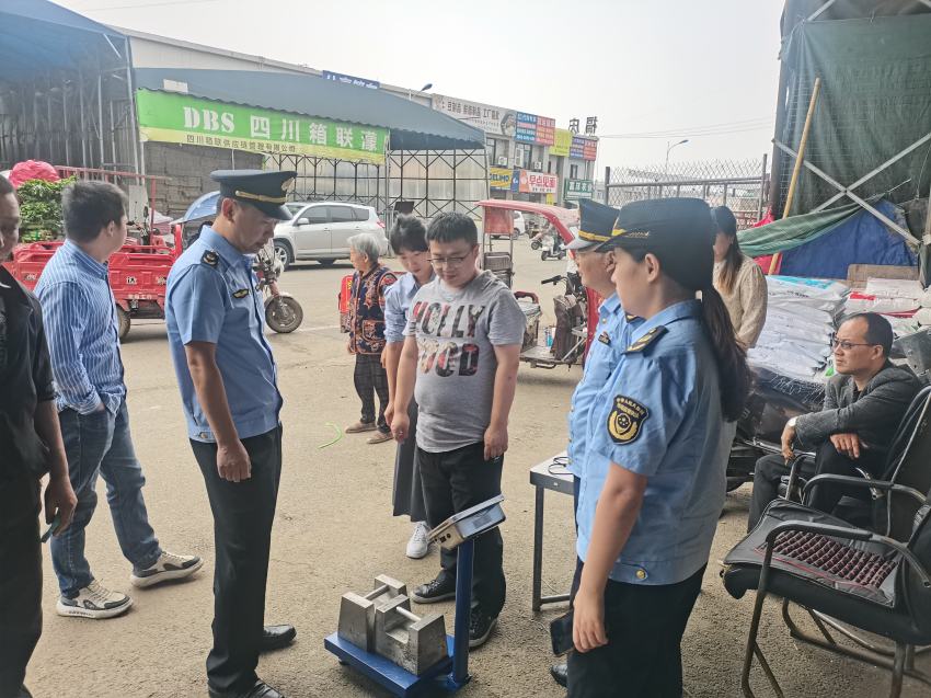 圖為執法檢查。彭州市市場監管局供圖 