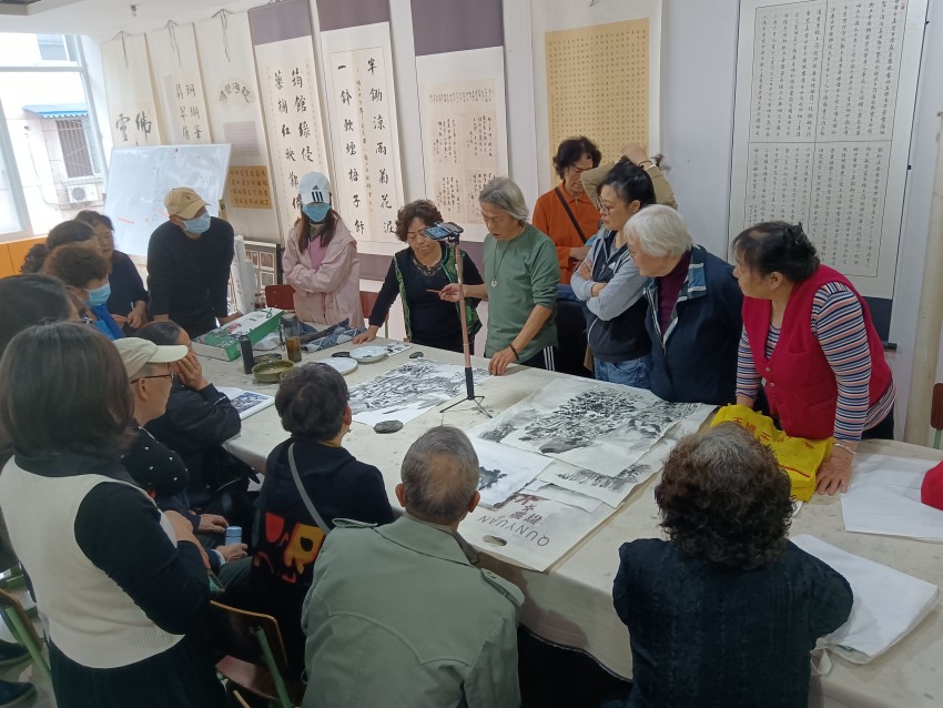 玉林书画院美术老师华科源在给大家上课、改稿。玉林书画院供图