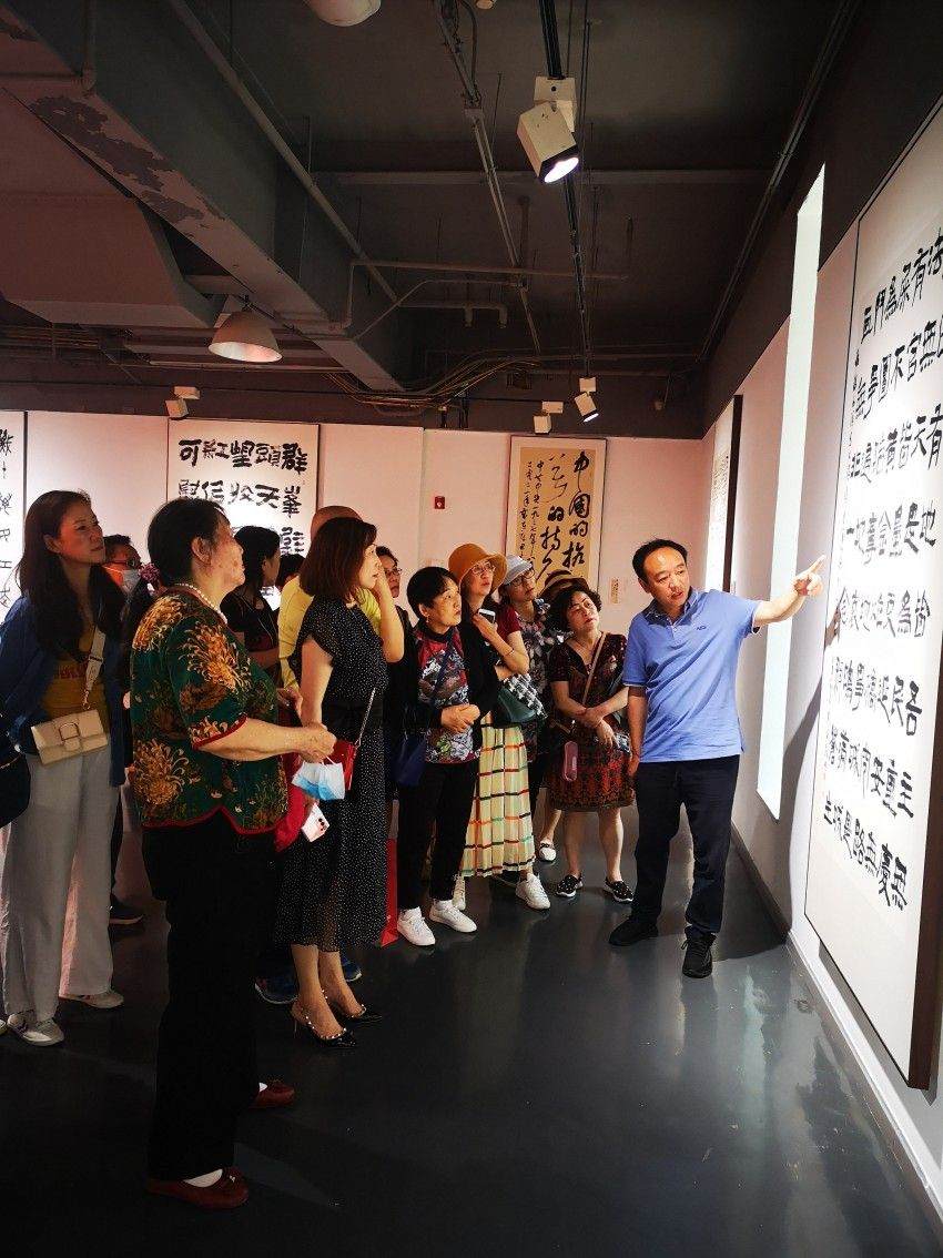 玉林書畫院書法老師唐典貴帶領學員在美術館開展觀摩教學。玉林書畫院供圖