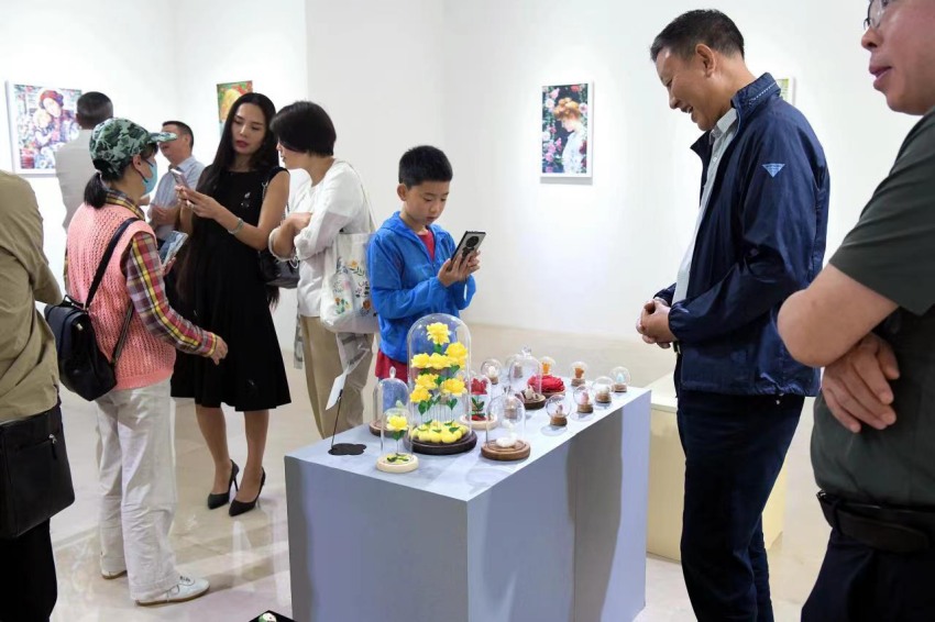 图为观众欣赏获奖作品。金堂县委宣传部供图