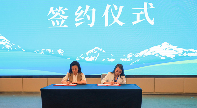 签约仪式现场。小金县融媒体中心供图