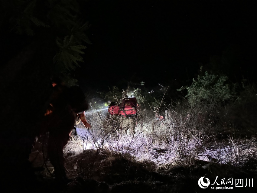森林消防员连夜扑救。程雪力摄